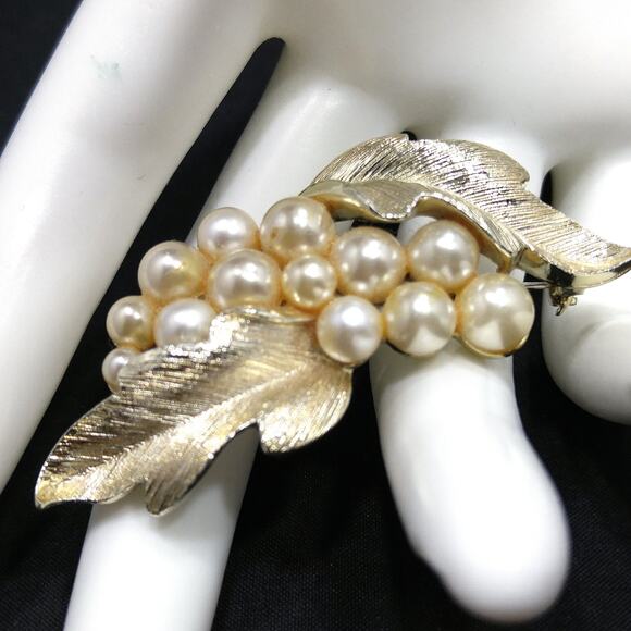 Lisner Faux Pearl Leaf Brooch Gold Plated 1960s Vintage Jewelry Signed - Picture 3 of 10